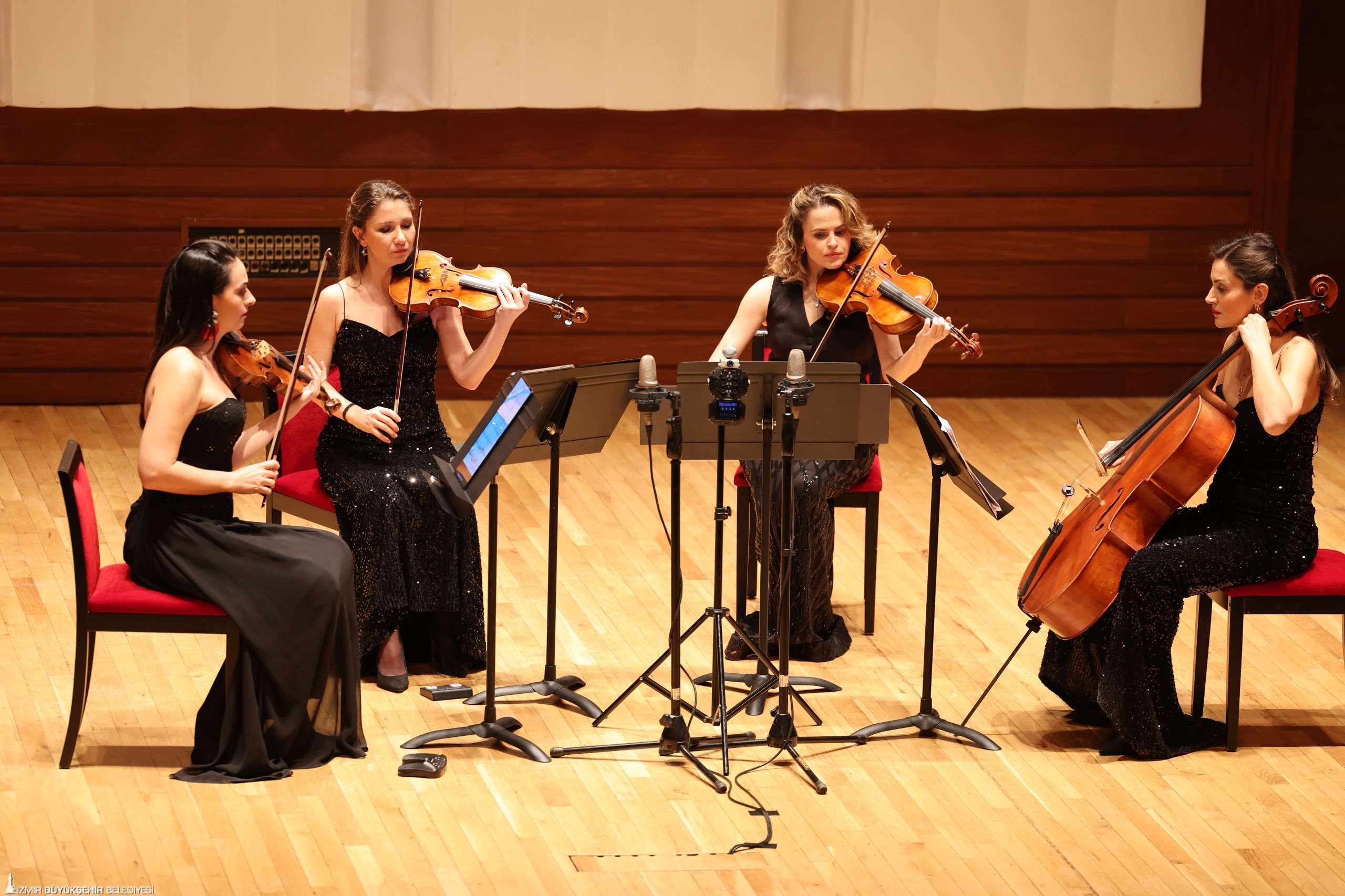 Türk bestecilerinin eserleri ayakta alkışlandı
