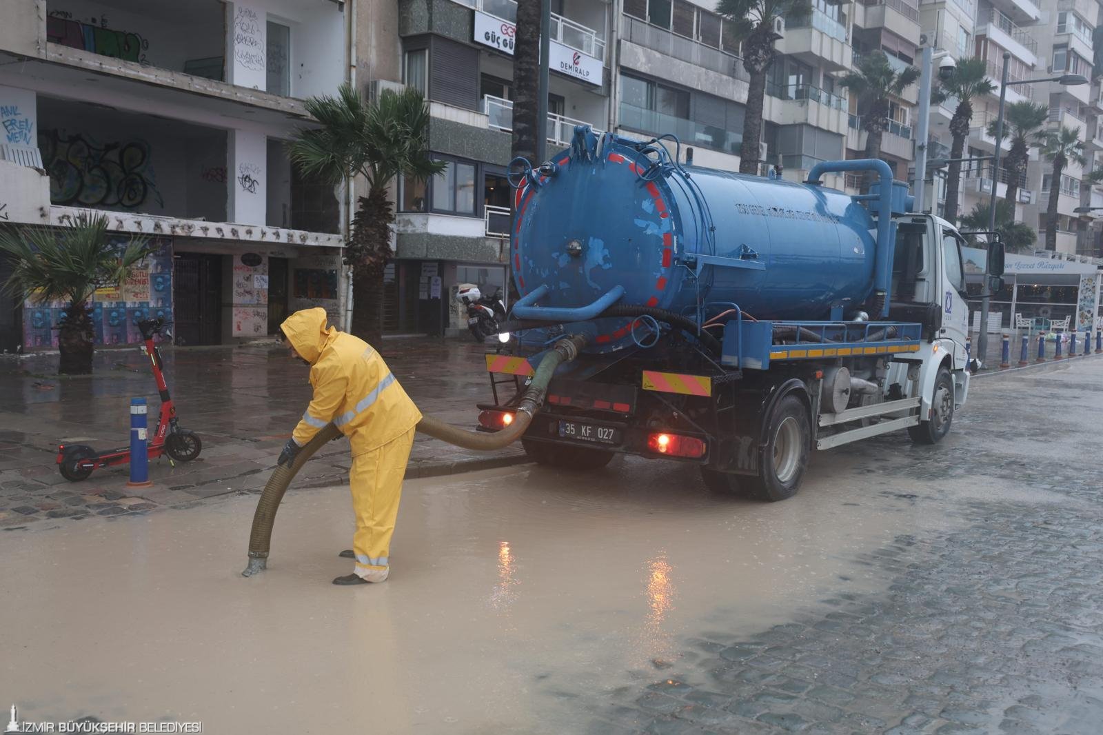 İzmir Büyükşehir Belediyesi ekipleri yağış nöbetinde