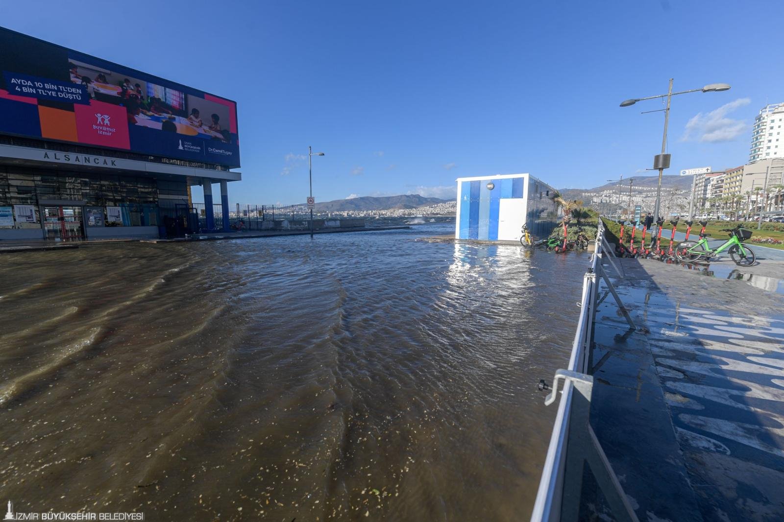 Fırtına duvarı Kordon’u böyle korudu