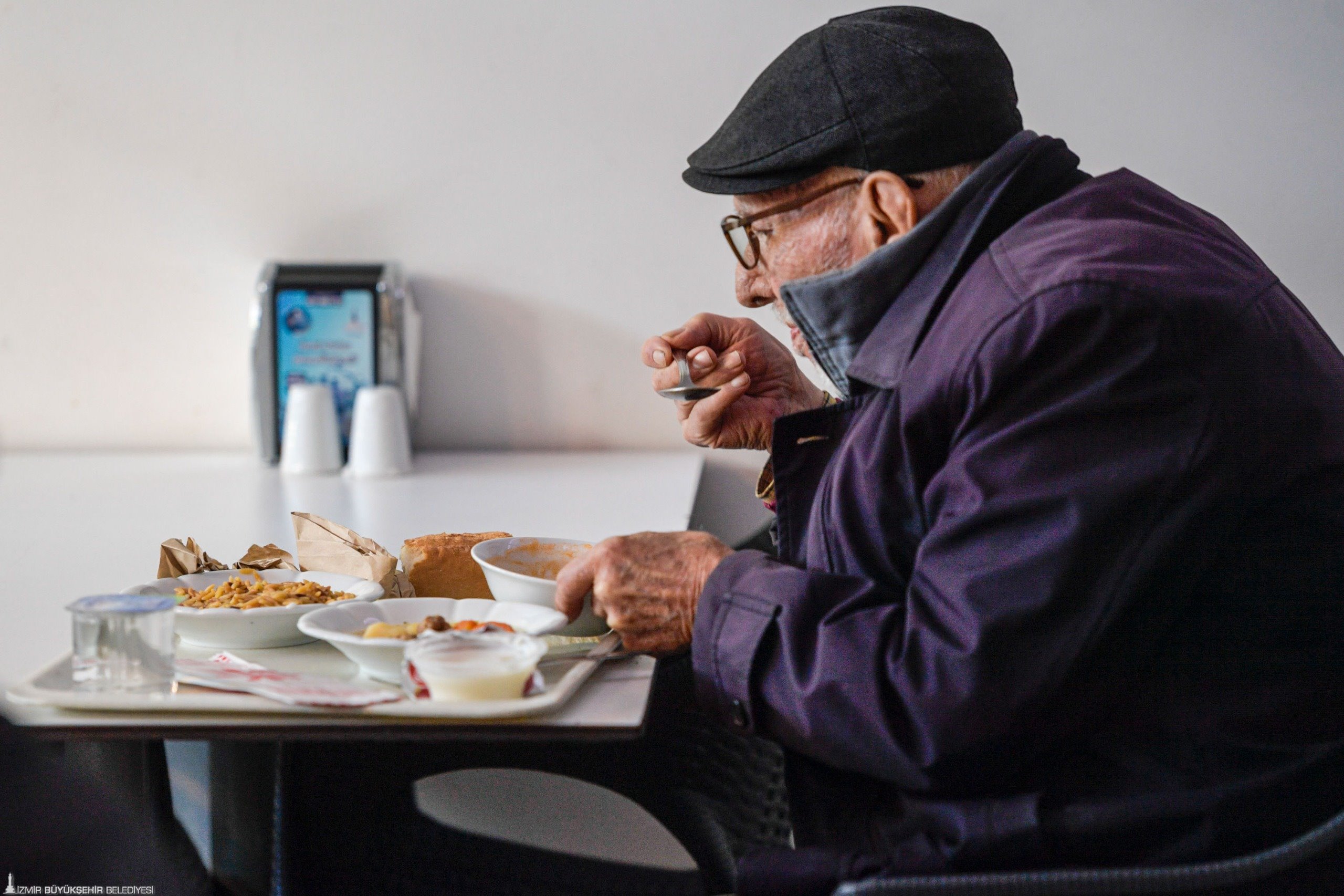 İzmir’de bir tabak yemekle hayatlar ısınıyor