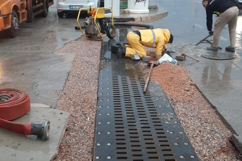 İzmir Büyükşehir Belediyesi ekipleri sağanak nedeniyle seferber oldu