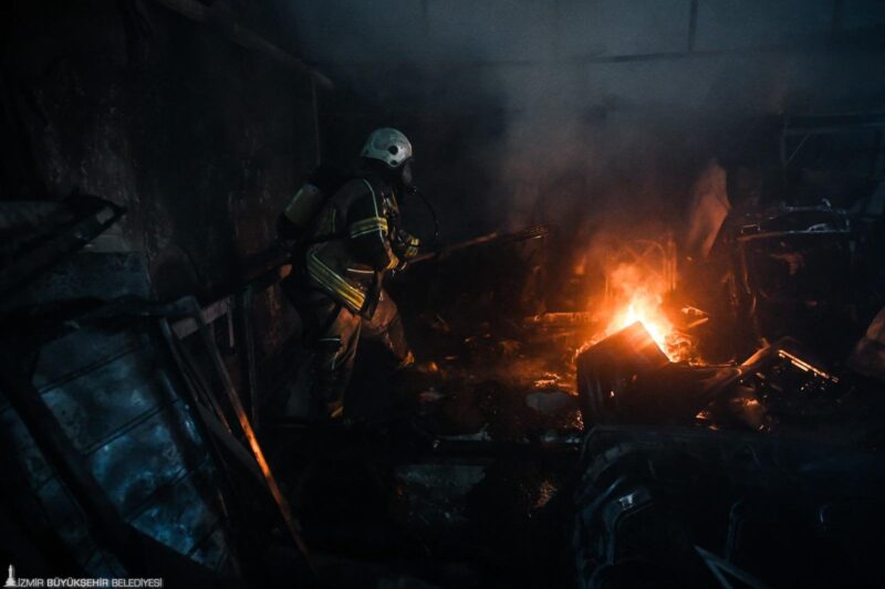 Buca’da depo yangını kısa sürede söndürüldü