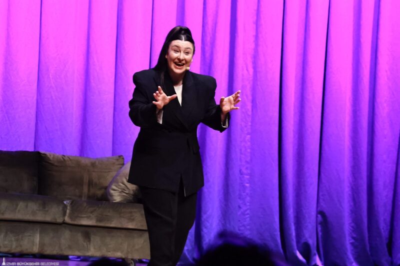 Yasemin Sakallıoğlu, İzmirlileri kahkahaya boğdu