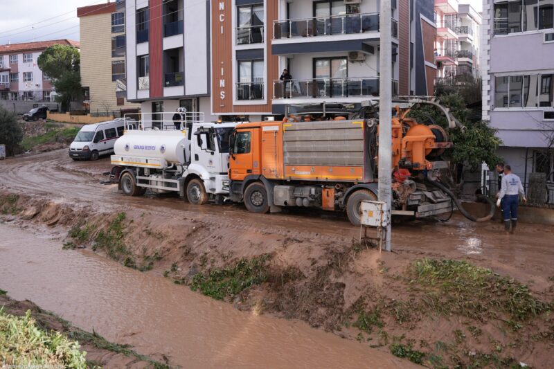 Kemalpaşa Ulucak’ta menfeze giren aracın çıkarılma çalışmaları sürüyor