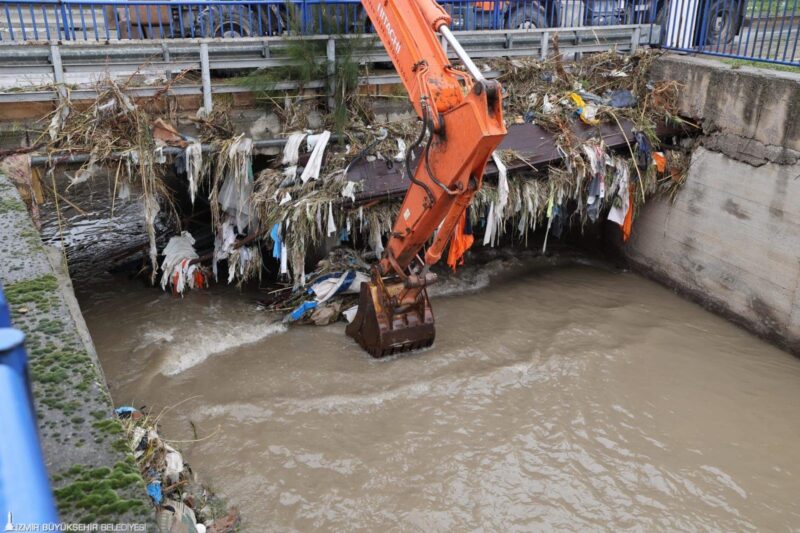 İzmir’de kuvvetli yağış alarmı: 1310 personel, 342 araç ve 200 pompa ile sahada