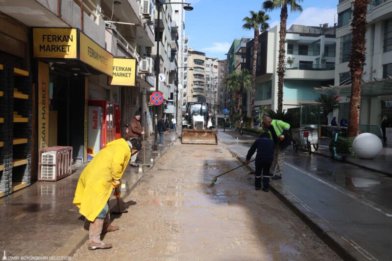 İzmir Büyükşehir Belediyesi ekiplerinden altyapı alanlarında hızlı müdahale