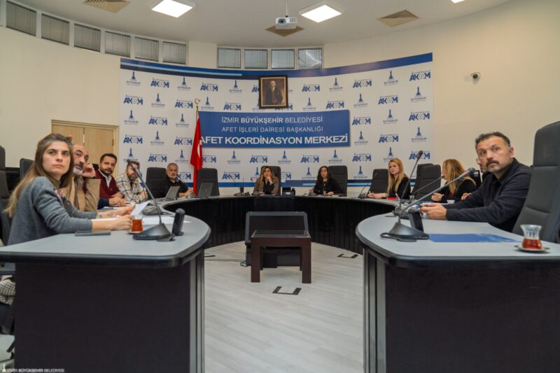 İzmir Büyükşehir Belediyesi’nden turuncu kod alarmı: Kriz masası devrede, tüm birimler sahada
