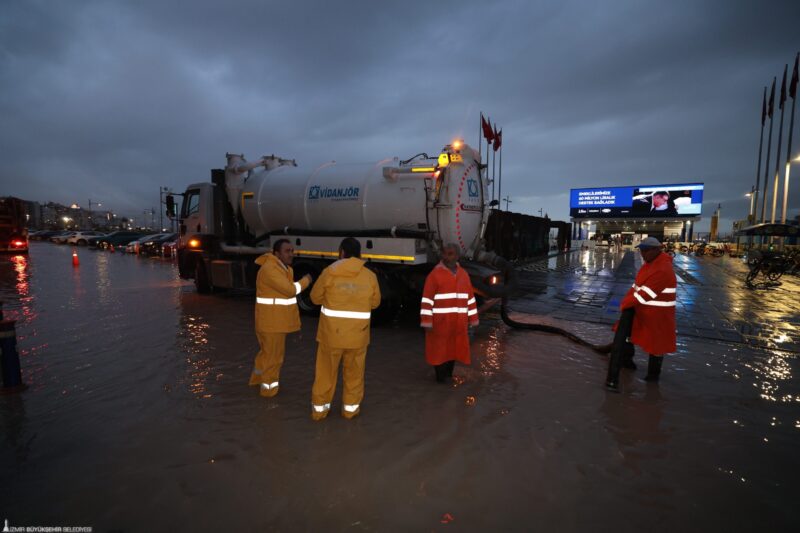 İzmir’de yağış ve deniz seviyesi hareketliliğine anlık müdahale