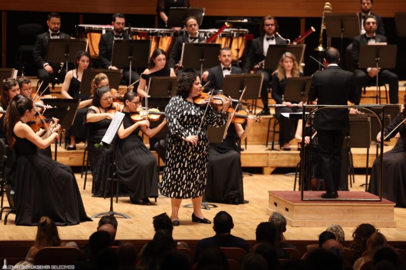 İzmir Oda Orkestrası, dünyaca ünlü keman sanatçısı Küden ile aynı sahnede