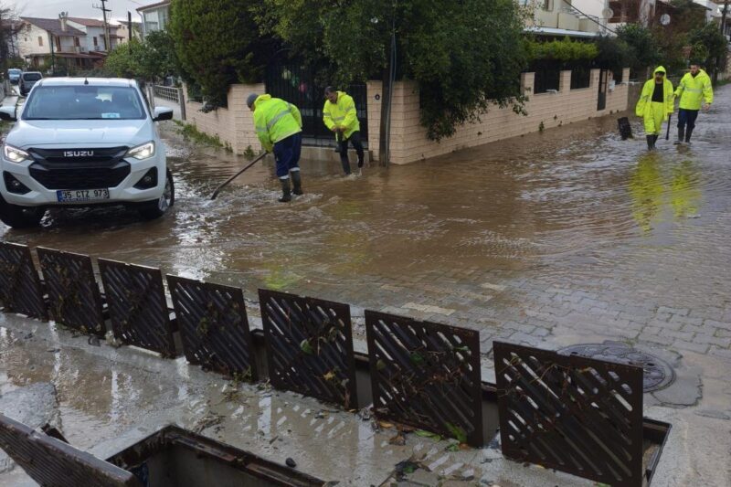 İzmir’de ekipler 24 saat görevde