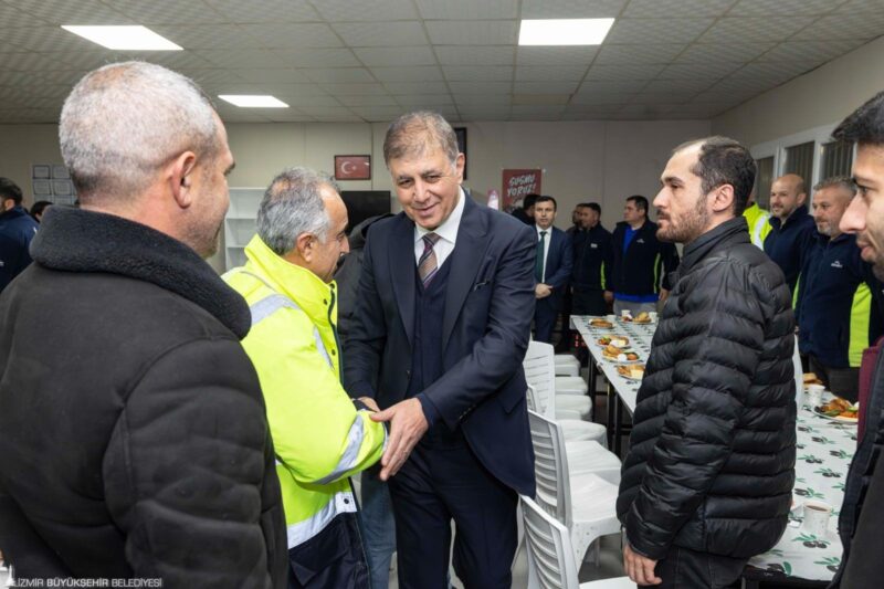 Başkan Tugay, mesaiye emekçi ile başladı