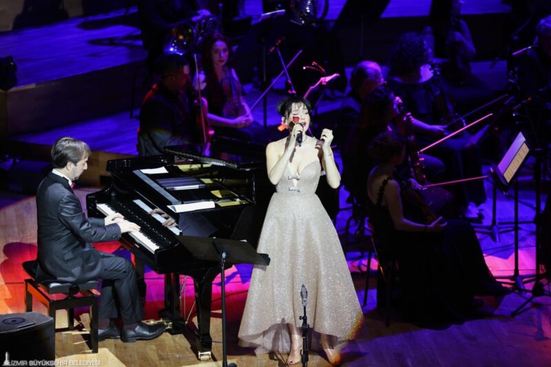 Şevval Sam hem söyledi hem yönetti