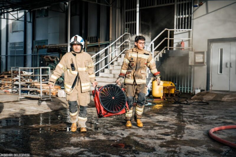 Bornova’daki fabrika yangını söndürüldü
