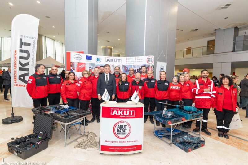 Başkan Tugay: Birden fazla yangın uçağı kiralamaya hazırız