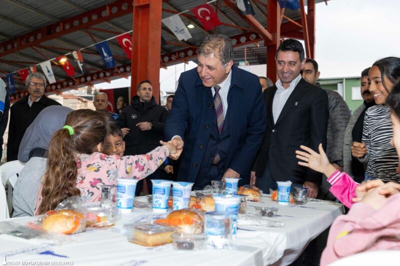 Bayraklı’da gönüller aynı sofrada