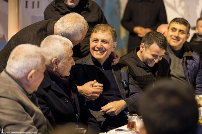 Başkan Tugay Kemalpaşalılarla sahur sofrasında buluştu