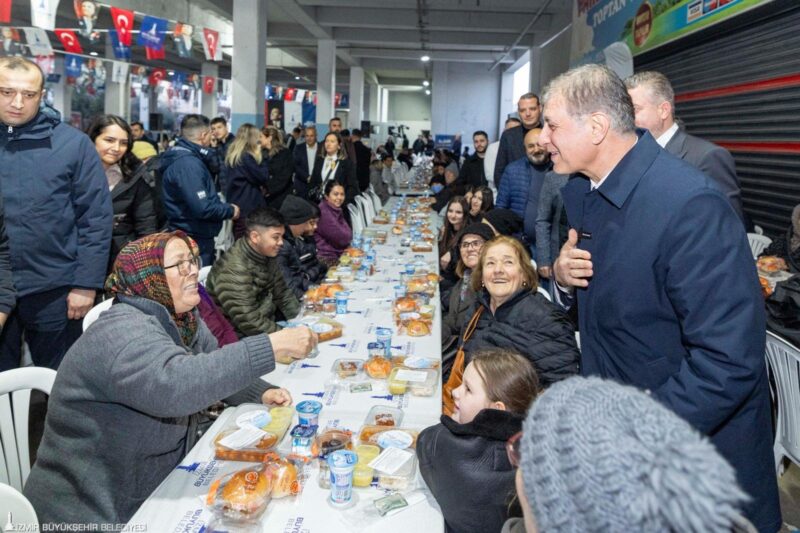 Başkan Tugay binlerce Bucalıyla ramazan sofrasında buluştu