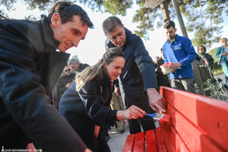 İzmir’den şiddete karşı güçlü mesaj: Kırmızı bank