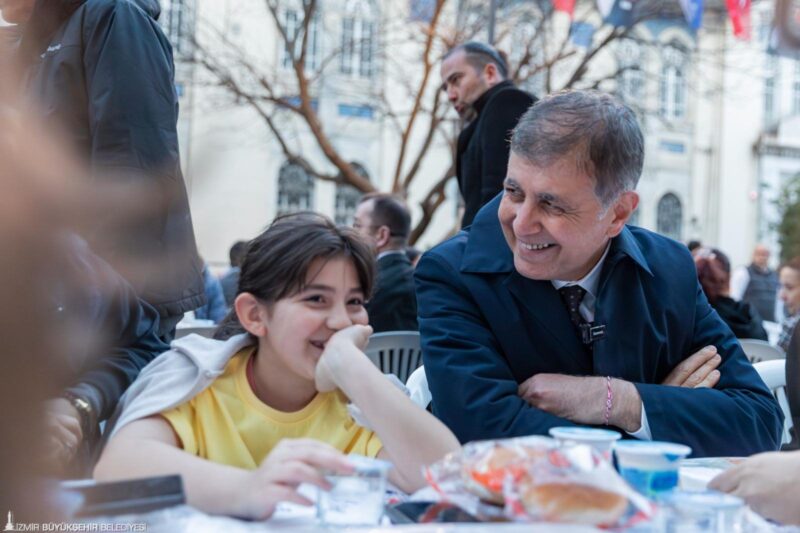 İzmir Büyükşehir Belediyesi’nin iftar sofrası Kemeraltı’nda kuruldu