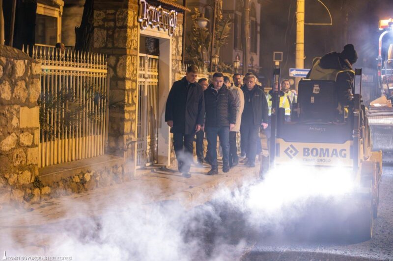 Başkan Tugay yol emekçileriyle gece mesaisinde buluştu