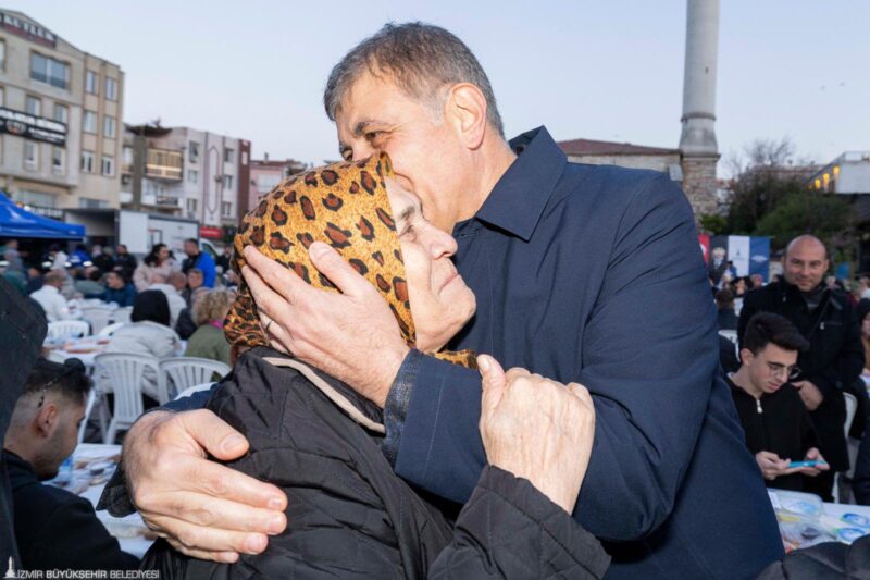 Başkan Tugay: Ne saraylara ne şatafatlı sofralara ihtiyacımız var