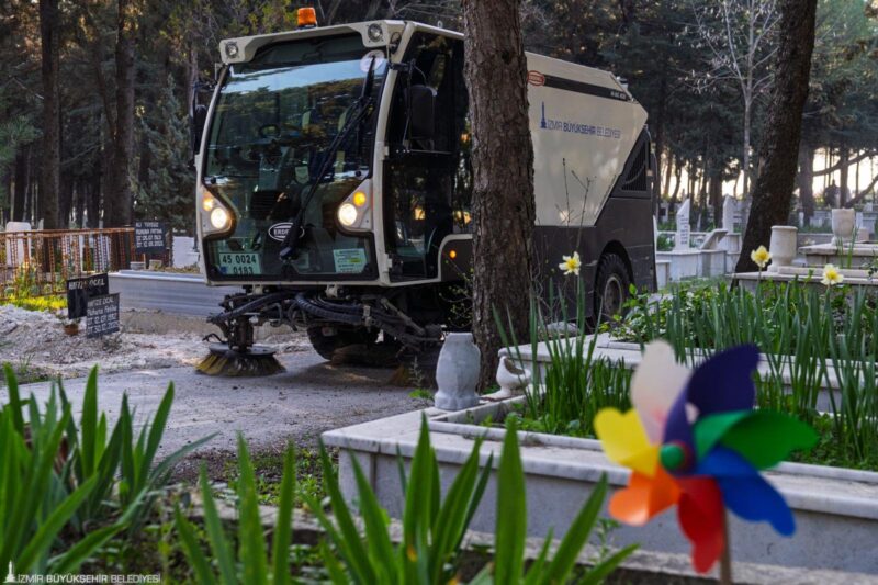 İzmir’de mezarlıklar Ramazan Bayramı’na hazırlanıyor