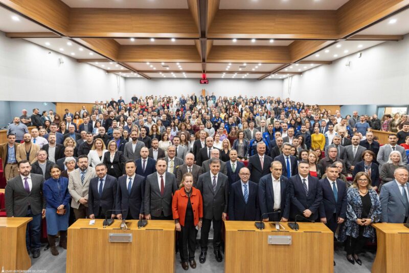 “İzmir’i birlikte büyüten büyük bir aileyiz”