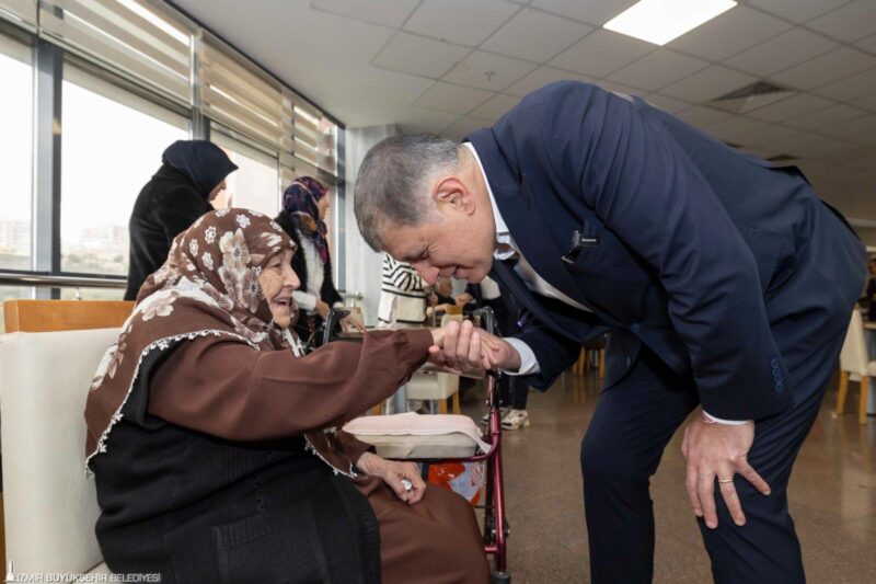 Başkan Tugay huzurevi sakinleriyle bayramlaştı