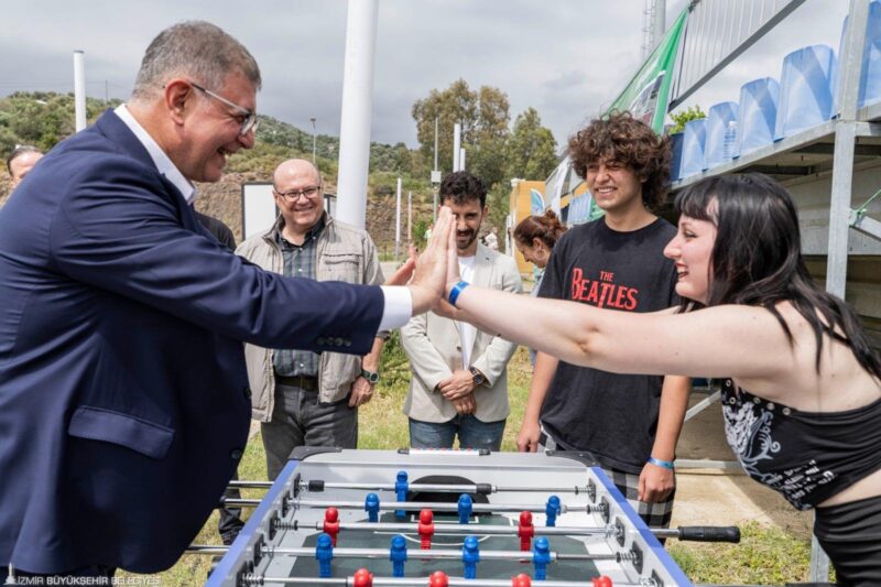 İzmir’de gençler yalnız değil