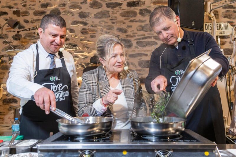 Başkan Tugay Tire’de önlük giydi, mutfağa girdi, yemek yaptı