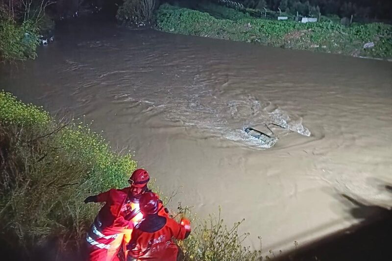 Menderes’te araç dereye uçtu, İzmir İtfaiyesi seferber oldu