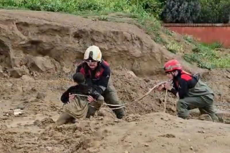 Torbalı’da çamura saplanan iki çocuğu itfaiye kurtardı