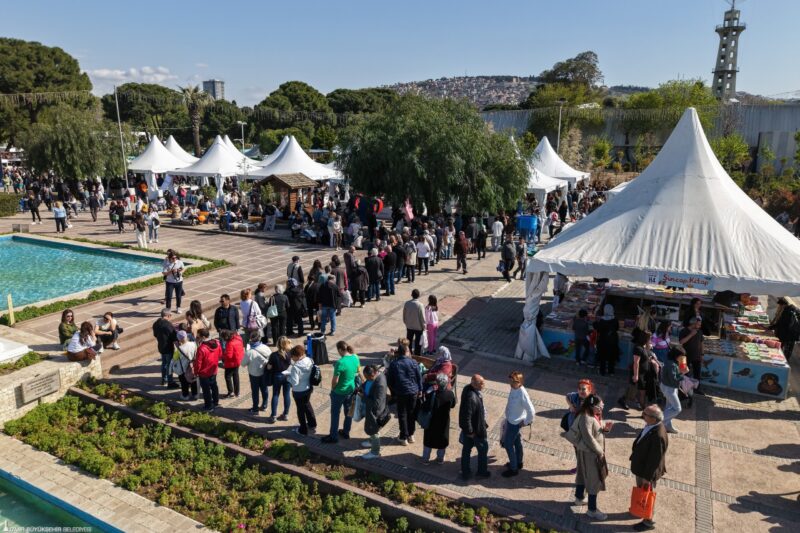 İzmirliler İZKİTAP’a akın etti