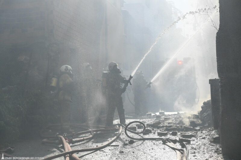 Konak’ta bina yangını kontrol altına alındı