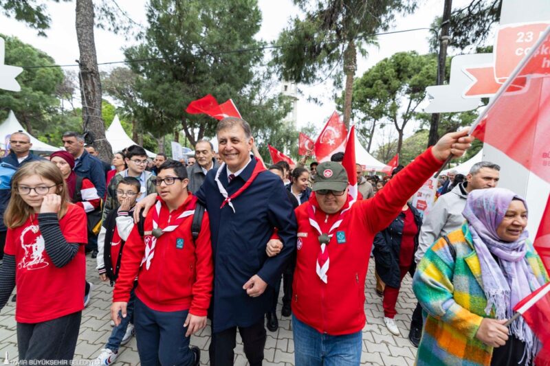 Başkan Tugay çocuklarla 23 Nisan coşkusunu paylaştı