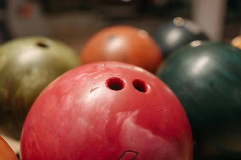 Bowling topu hangi malzemeden yapılır?