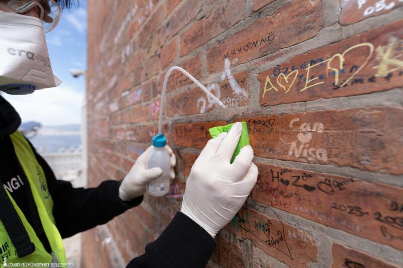 Onlar İzmir’in hafızasını vandalizme karşı koruyor