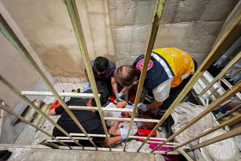 Apartman boşluğuna düşen vatandaş, itfaiye ekipleri tarafından kurtarıldı