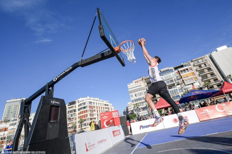 Gençler İzmir’i  ayağa kaldırdı