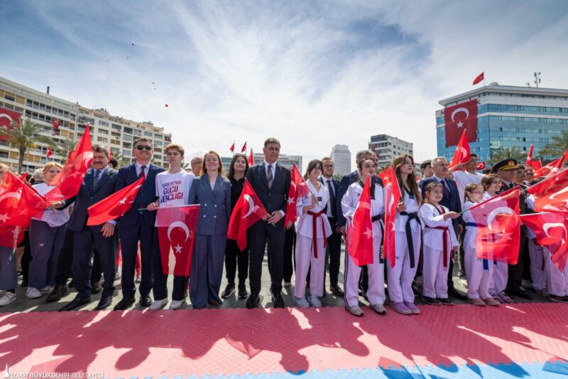 Her yer Türk bayrağı, her yer Atatürk