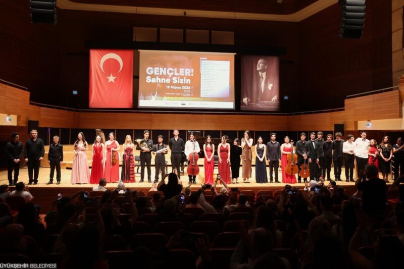 Gençler sahneye sahip çıktı