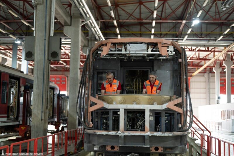 İzmir Metro araçlarını kendi gücüyle yeniliyor