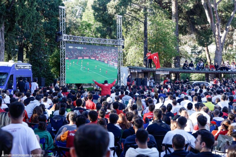 İzmir’de Dünya Kupası heyecanı meydanlara taştı