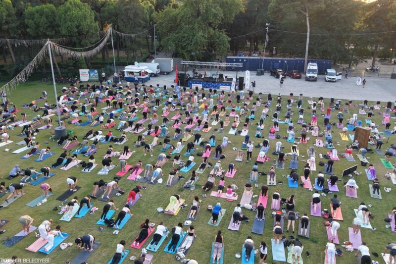 Matlar çimlere serildi Kültürpark’ta yoga rüzgârı esti