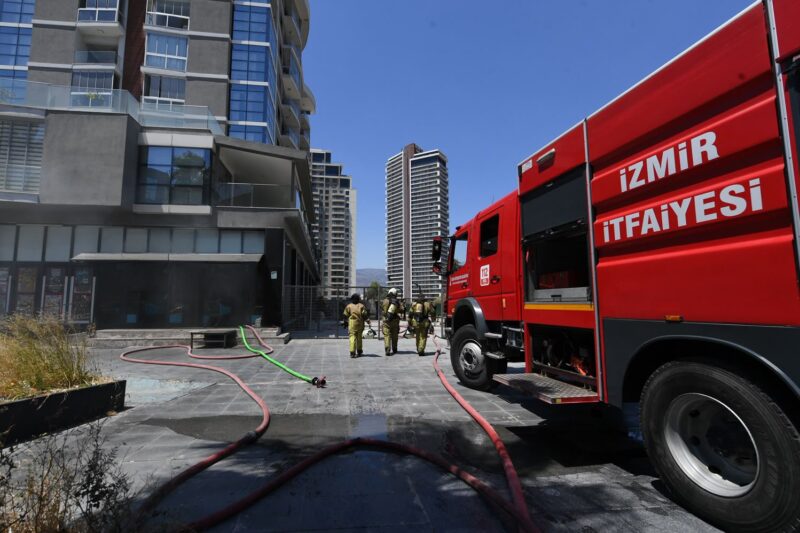 Bornova’da depo yangını dakikalar içinde kontrol altına alındı