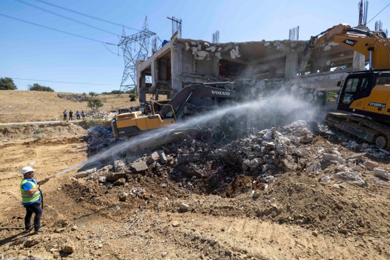 Büyükşehir ekipleri kentsel dönüşüm alanındaki kaçak yapıyı yıktı