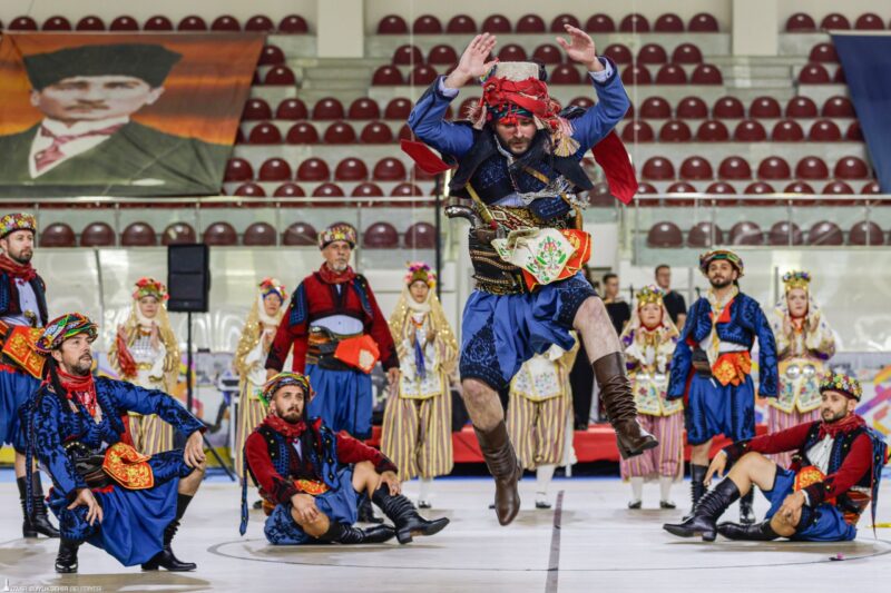 Büyükşehir’in Balkan dansları kursunda coşkulu final