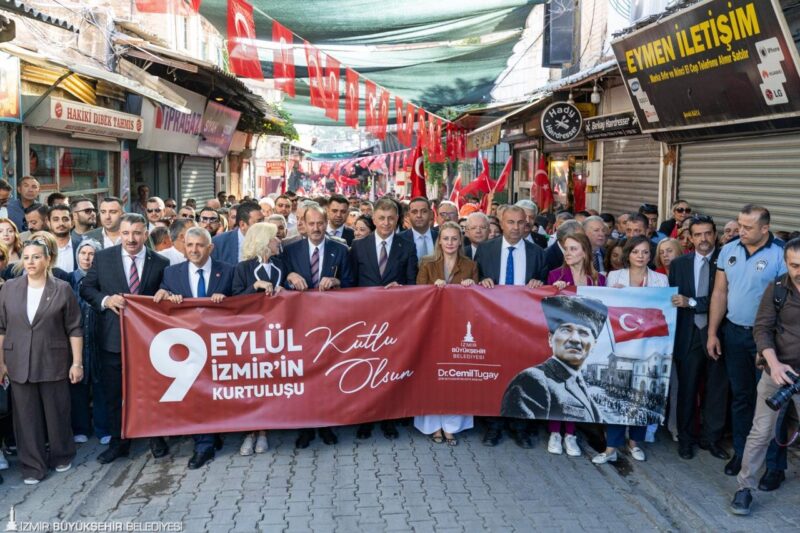 Başkan Tugay İzmirlilerle yürüdü