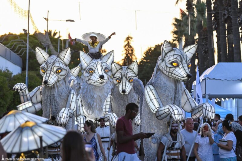İzmir Enternasyonal Fuarı’nda masalsı buluşma: “Beyaz Tilki” büyüledi
