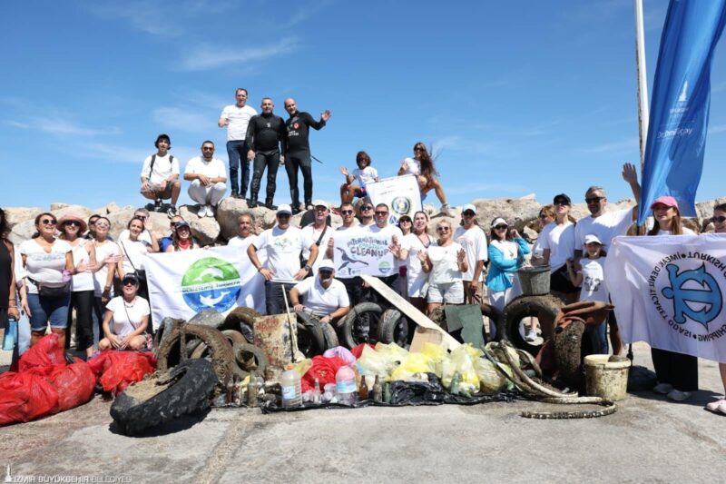 Çeşme kıyılarından 1,5 ton atık çıkarıldı